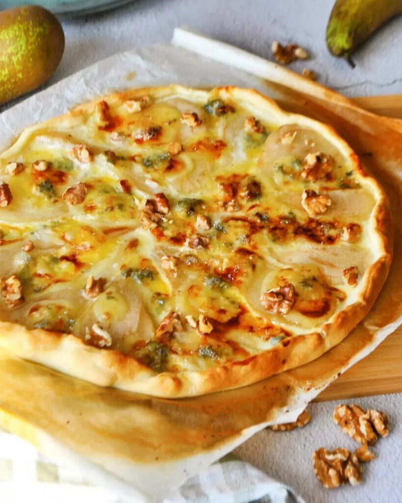 Pizza poire fromage bleu miel et noix