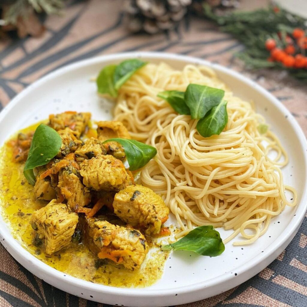 Dinde et spaghettis en sauce