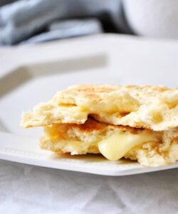 Pain plat au fromage à la poêle