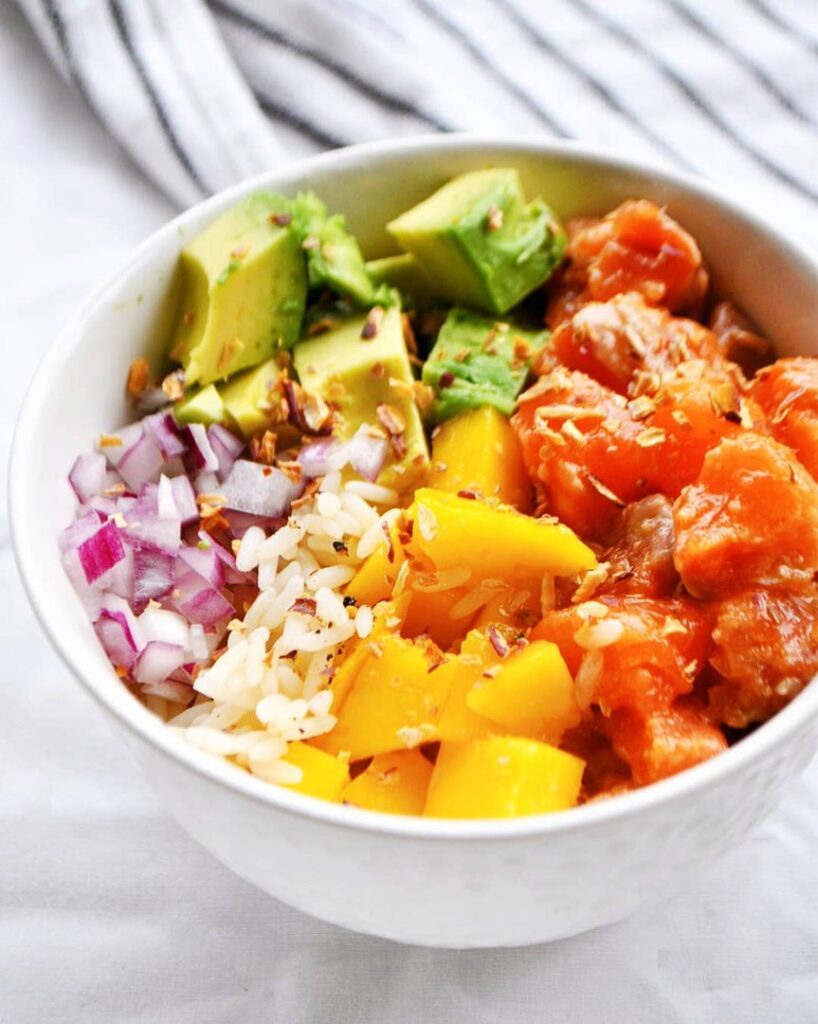 Poke bowl saumon avocat mangue