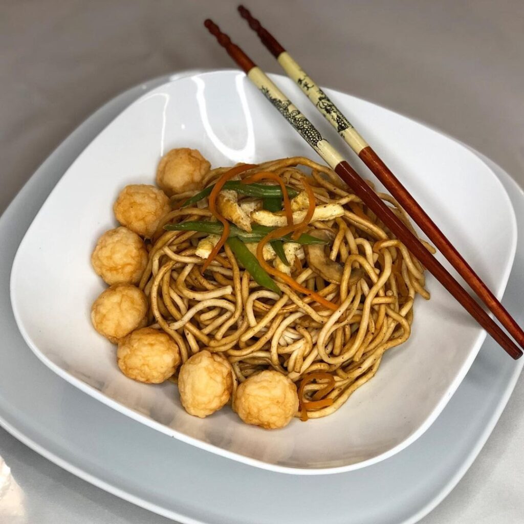 Nouilles sautées légumes et boulettes de poissons frits