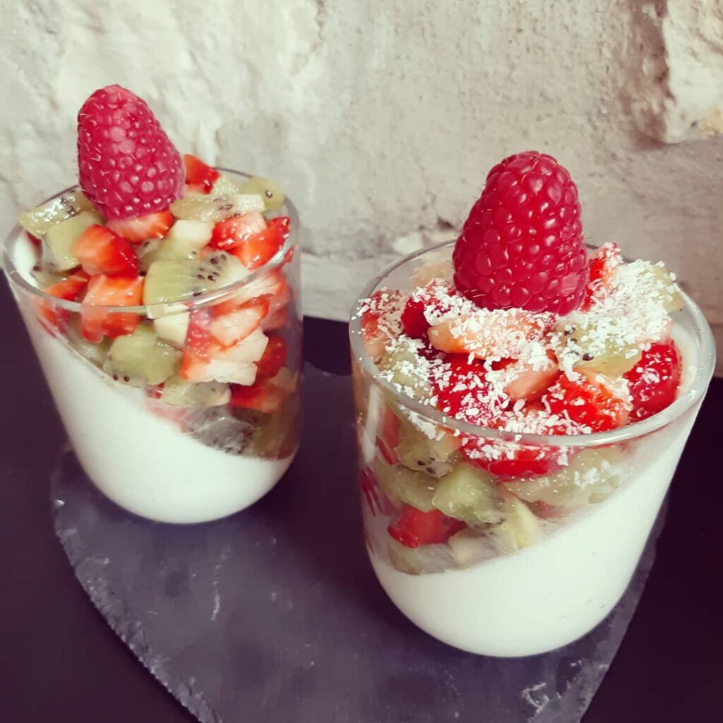 Panna cotta au lait de coco et ses fruits