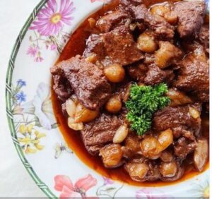 Stifado (ragoût de boeuf aux oignons grelots)