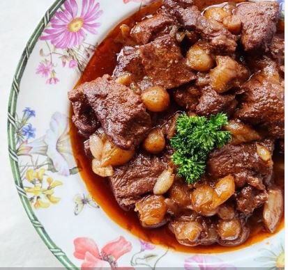 Stifado (ragoût de boeuf aux oignons grelots)