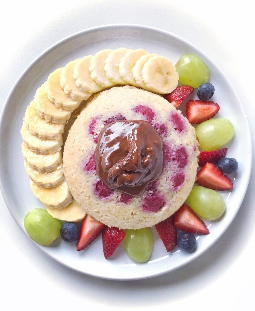 Bowlcake aux framboises, pommes et yaourt de coco