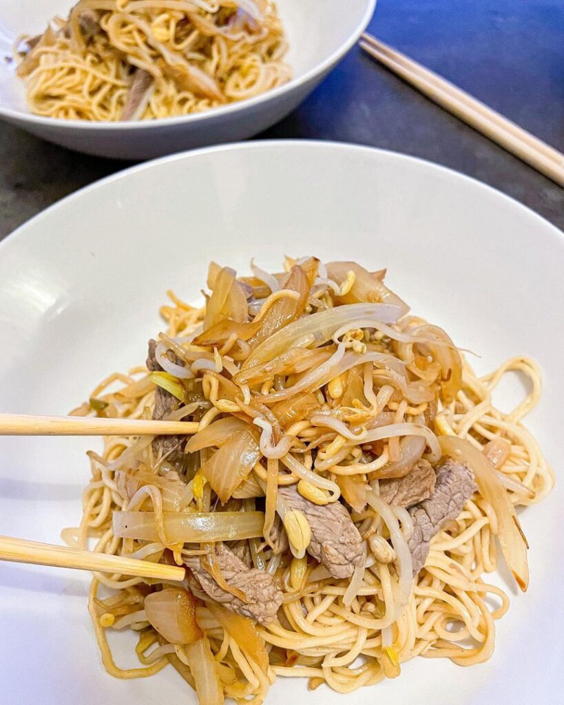 Nouilles sautées au bœuf et oignons