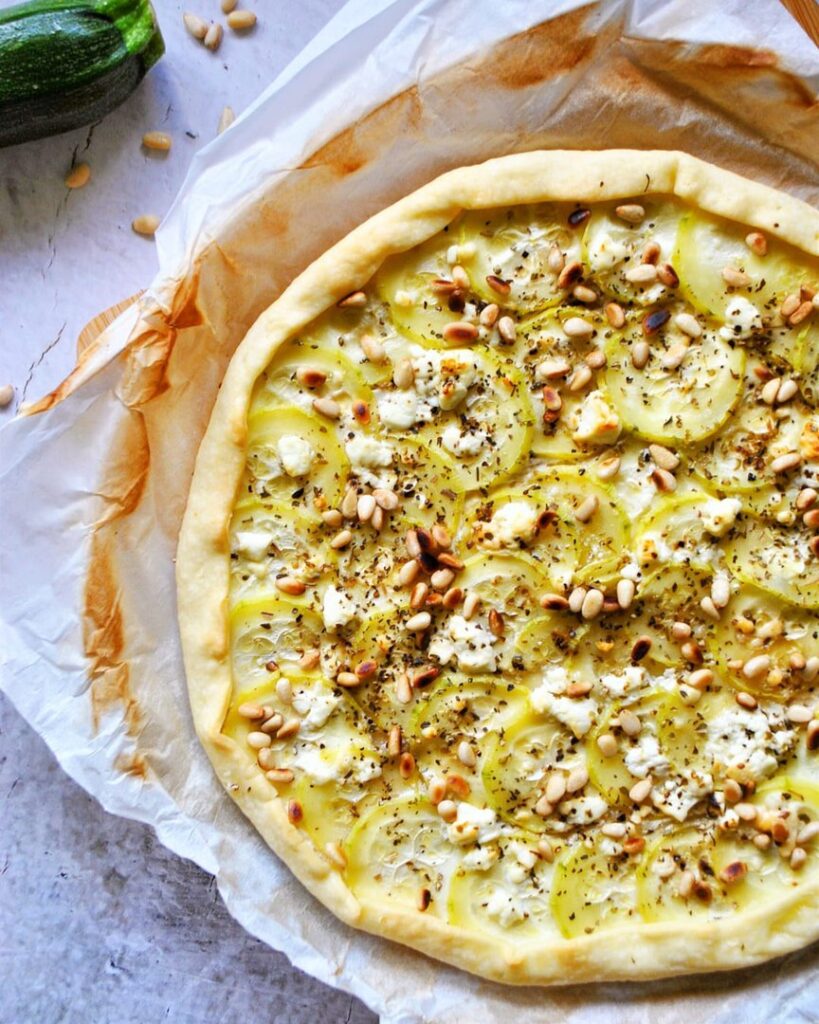 Tarte salée courgettes feta miel & pignons de pin