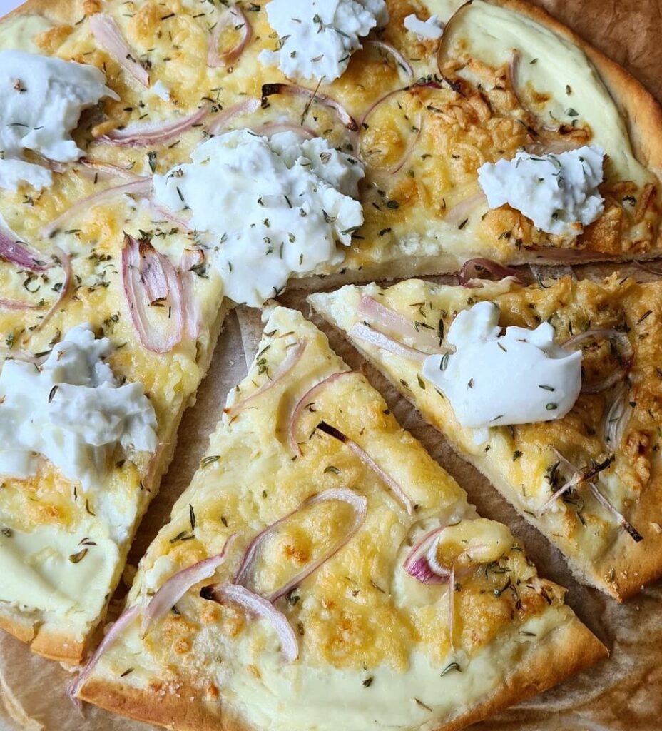 Pizza blanche mozza et oignons rouge