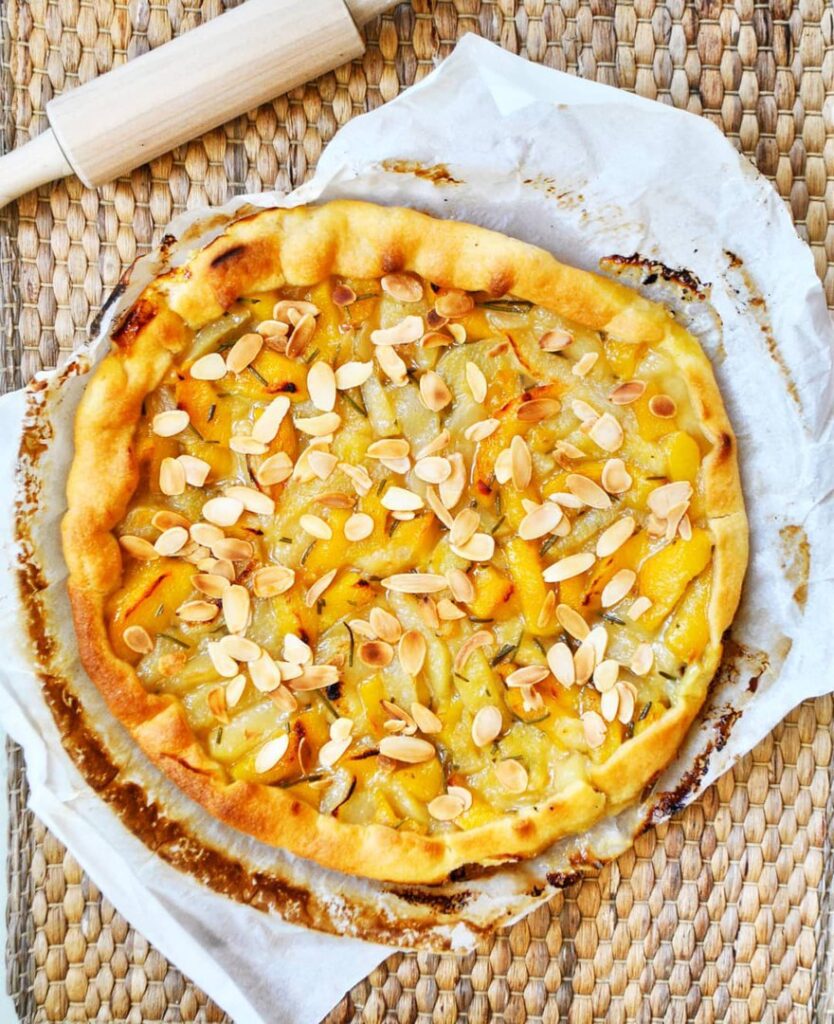 Tarte rustique pêche/nectarine romarin
