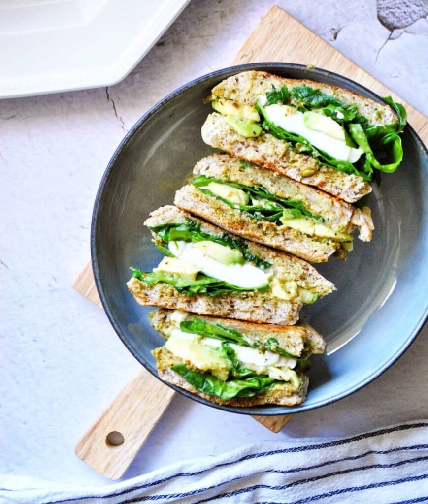 Croque-monsieur végétarien avocat épinards et mozzarella
