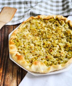 Tarte aux poireaux, comté, moutarde
