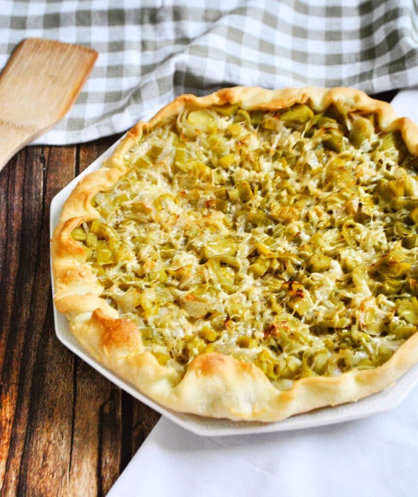 Tarte aux poireaux, comté, moutarde