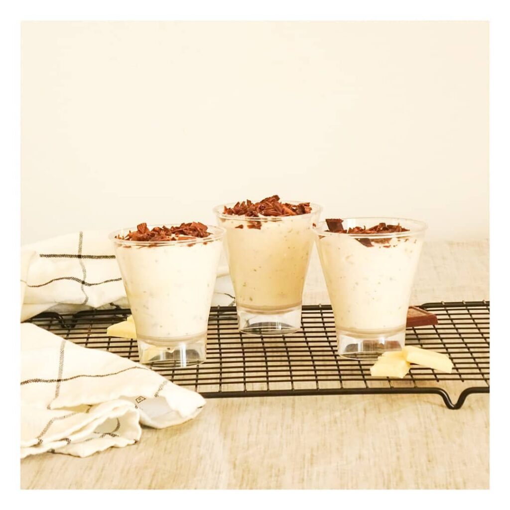 Mousse au chocolat blanc et stracciatela
