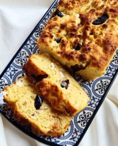 Cake à la farine de maïs feta et olives