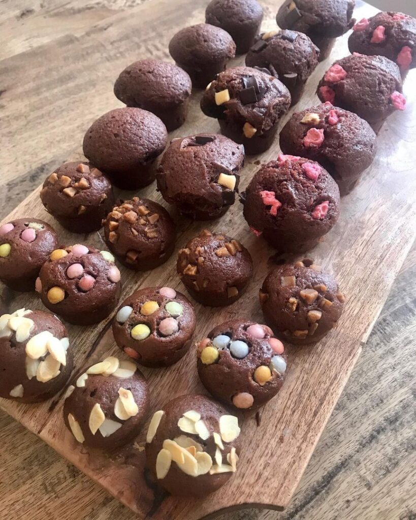 Muffins au chocolat et garniture au choix