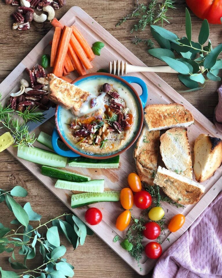 Camembert de chèvre rôti au four avec de la confiture d’églantier Camembert de chèvre rôti au four avec de la confiture d’églantier