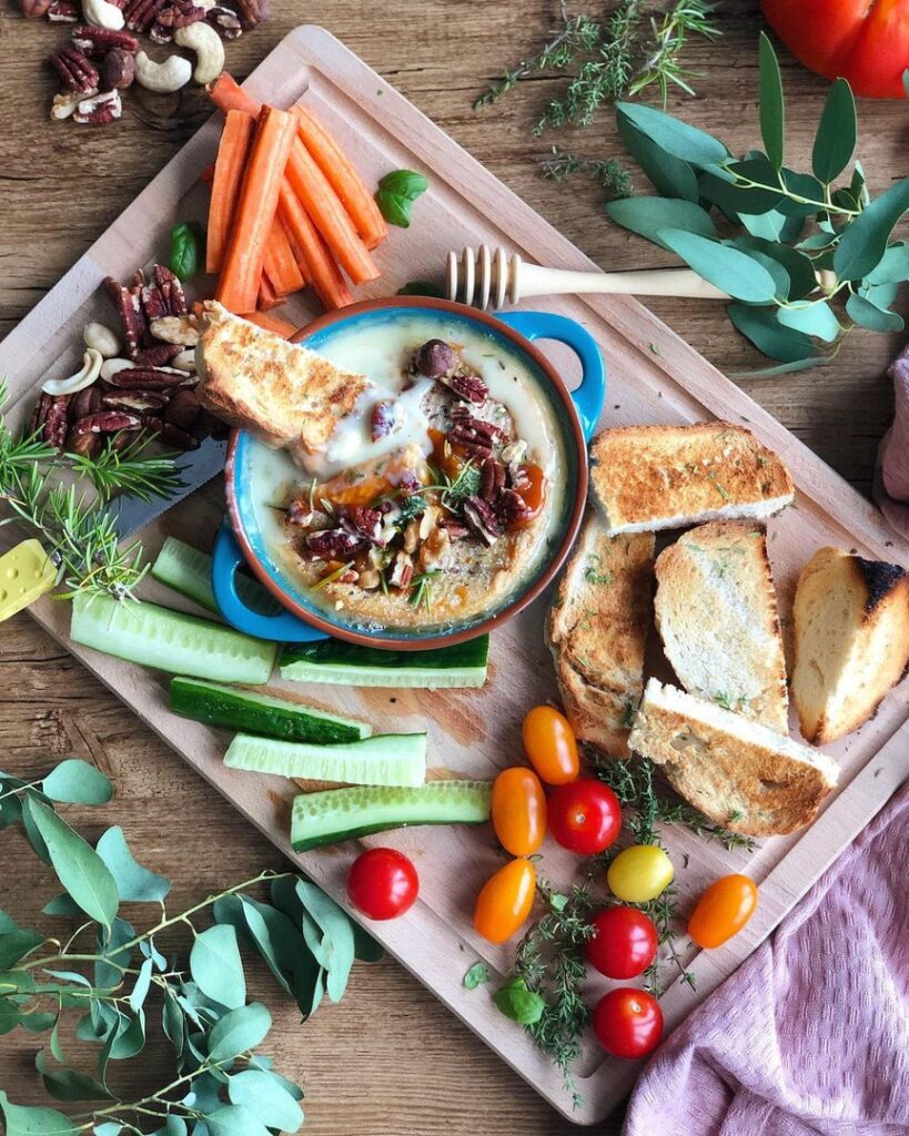 Camembert de chèvre rôti au four avec de la confiture d&rsquo;églantier