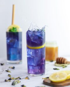 Thé glacé à l&rsquo;eau de coco et fleurs de pois papillon