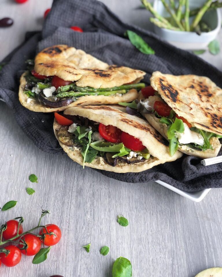 Pains pitta aux légumes grillés, houmous, salade et feta émiettée Pains pitta aux légumes grillés, houmous, salade et feta émiettée
