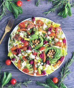 Salade aux légumes croquants et ses fleurs d&rsquo;avocat