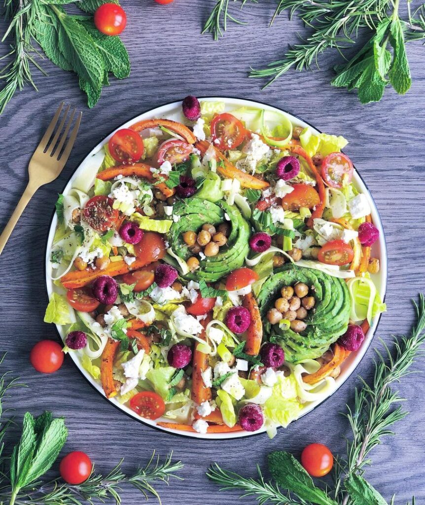 Salade aux légumes croquants et ses fleurs d&rsquo;avocat