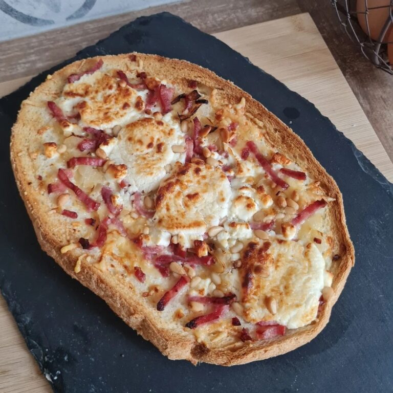 Brushetta fromages, lardons & oignons