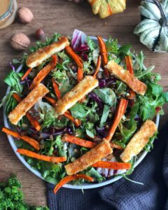 Salade avec frites d&rsquo;haloumi et carottes