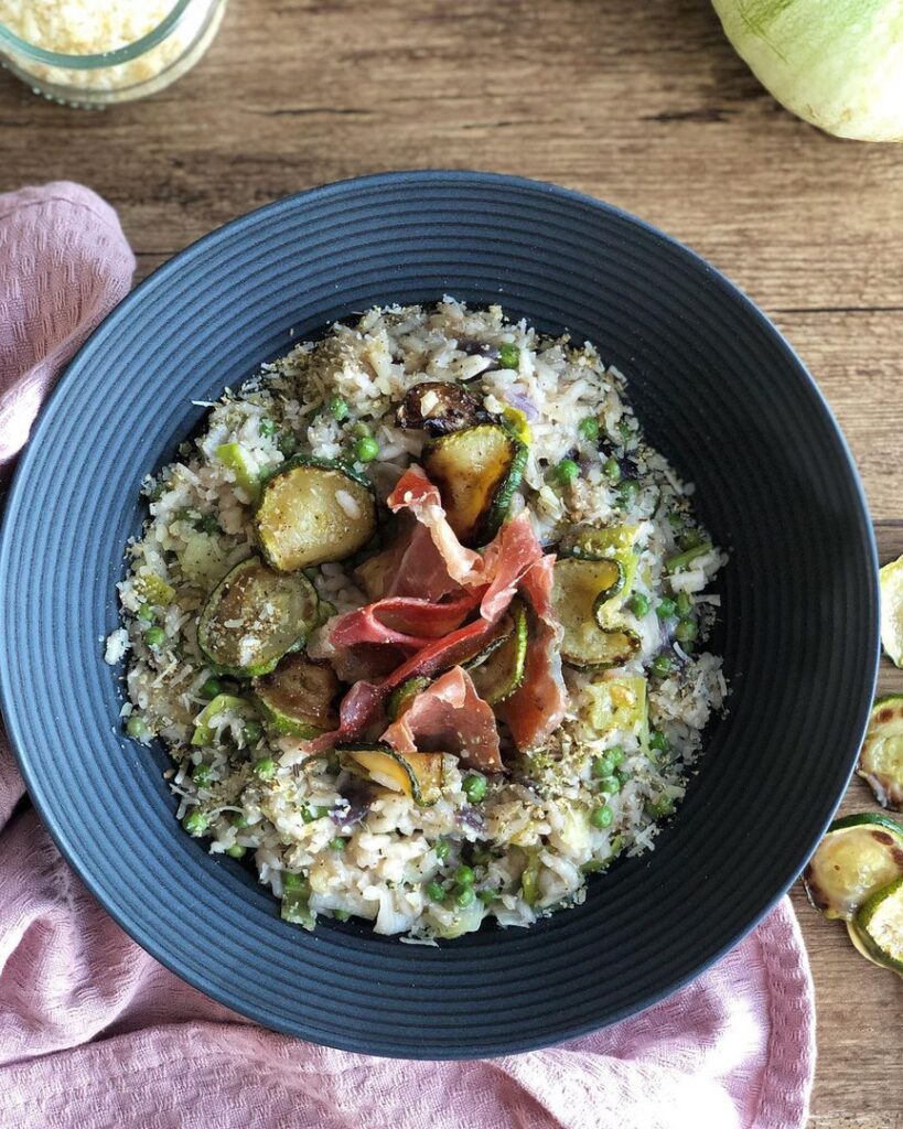 Risotto aux petits pois, courgettes et chips de Jambon de Parme