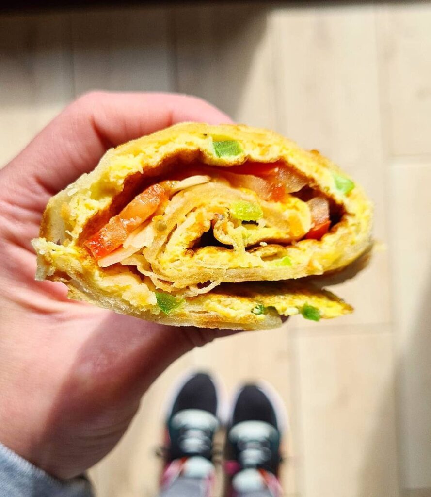 Omelette roulée chou blanc et poivron vert