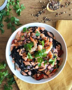 Pâtes à l’encre de seiche au saumon fumé et crevettes Pâtes à l’encre de seiche au saumon fumé et crevettes