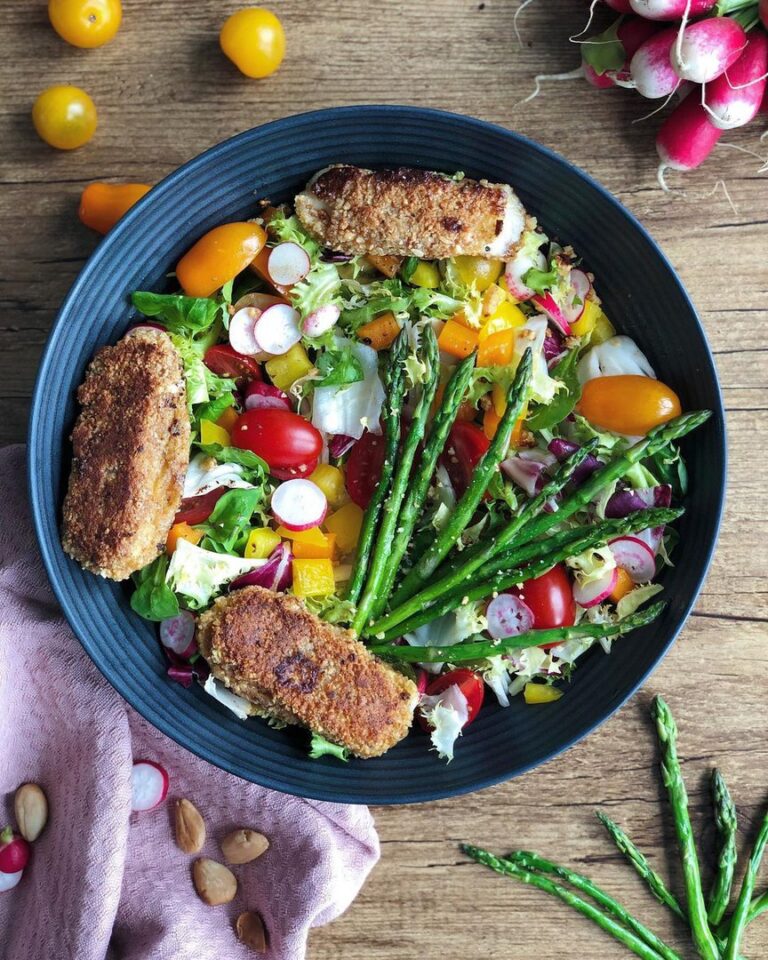 Salade de crudités et croquettes de mozzarella panées Salade de crudités et croquettes de mozzarella panées
