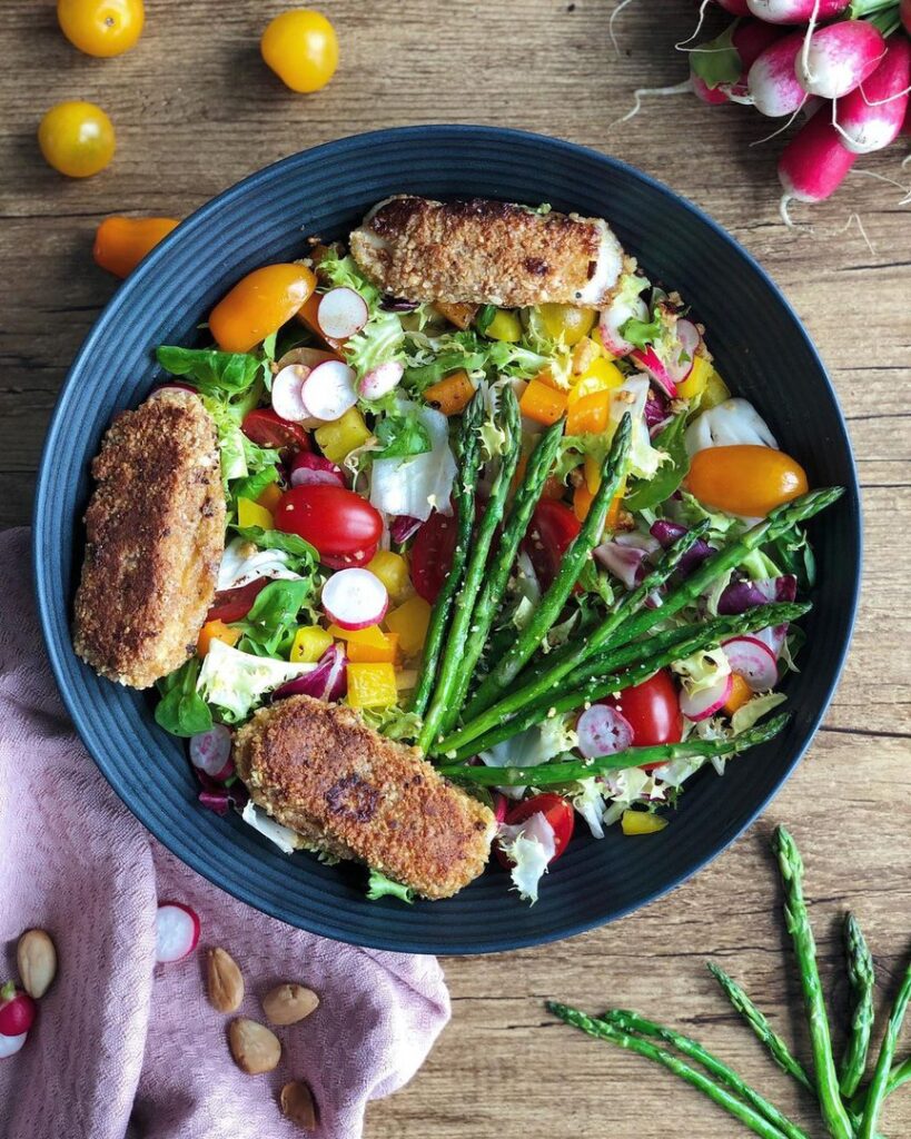 Salade de crudités et croquettes de mozzarella panées