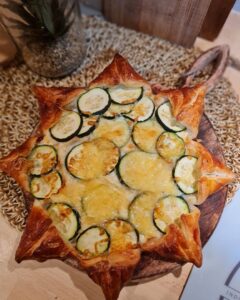 Tarte étoile aux courgettes, toastinettes de vache qui ri & chèvre