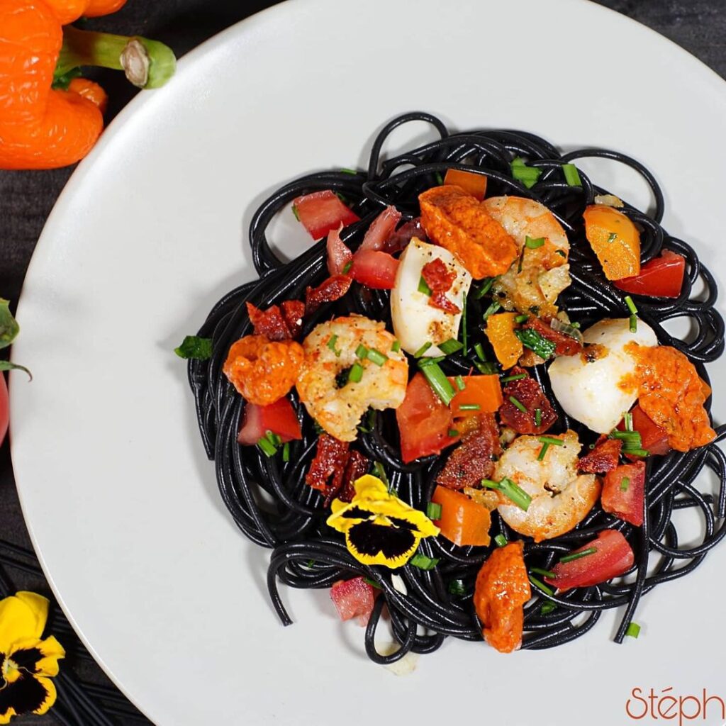 Spaghettis à l&rsquo;encre de seiche, crevettes et encornet