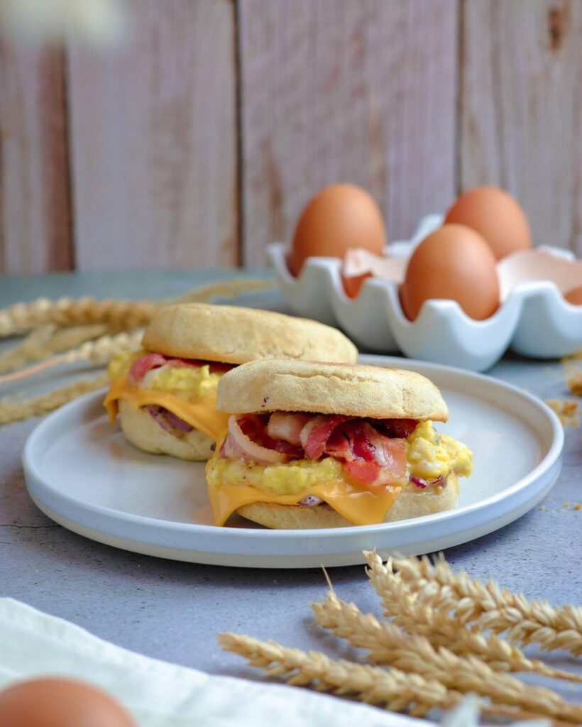 Muffins anglais bacon et oeufs brouillés