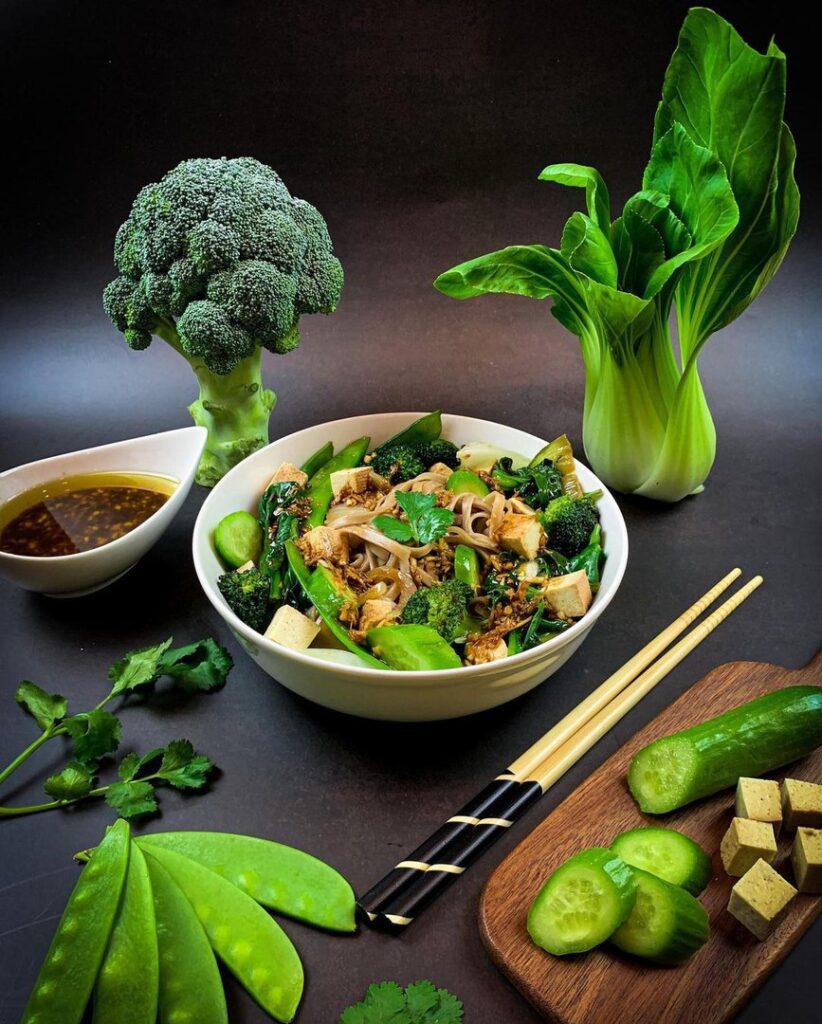 Salade de nouilles soba aux légumes sautés