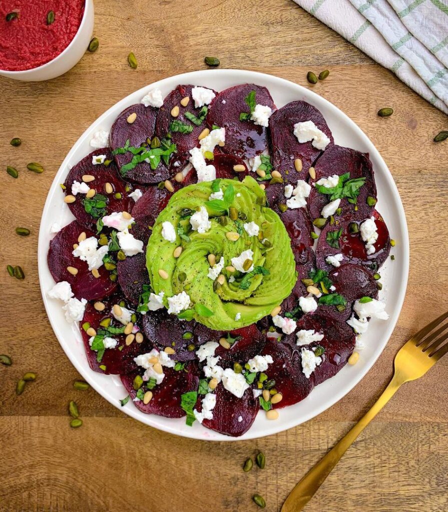 Carpaccio de betterave au chèvre frais et avocat