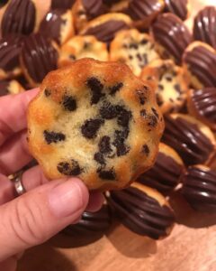 Minis madeleines aux pépites de chocolat et coque en chocolat