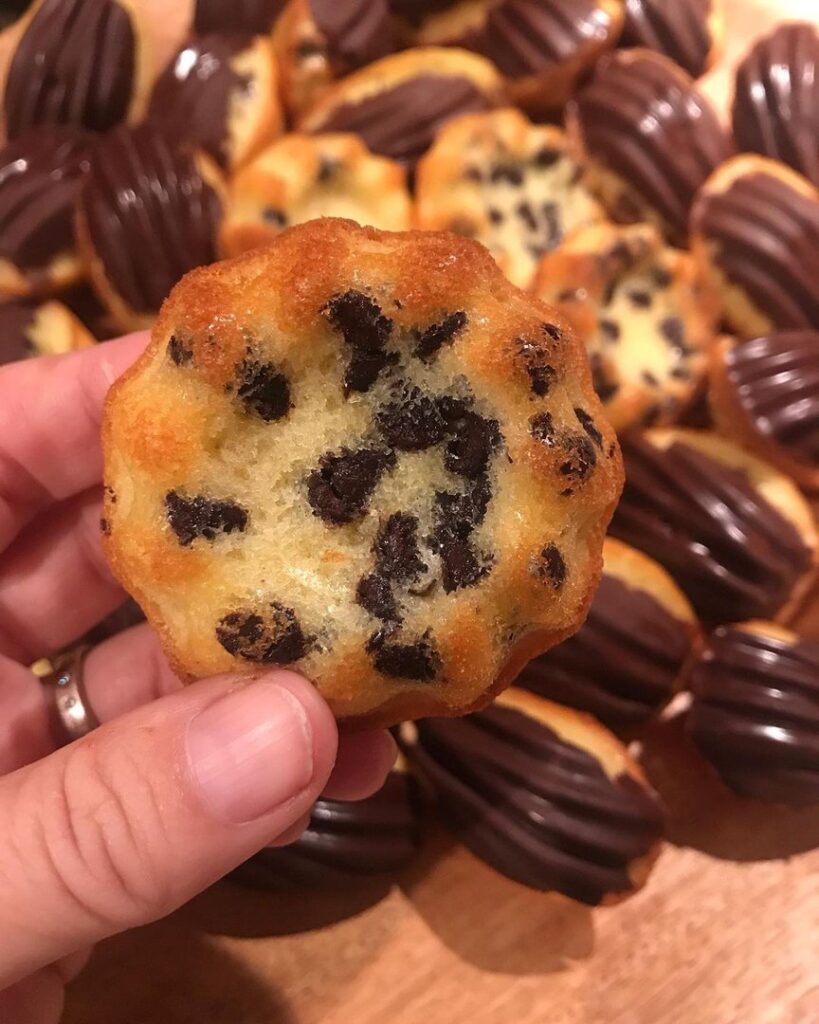 Minis madeleines aux pépites de chocolat et coque en chocolat