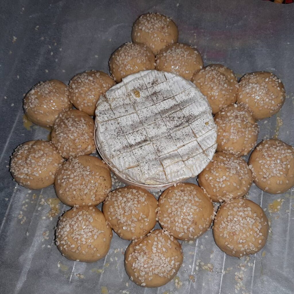 Camembert rôti au four et ses petits pains
