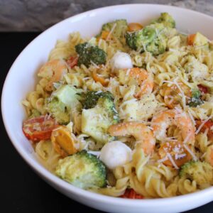 Pâtes crémeuses aux crevettes et aux légumes