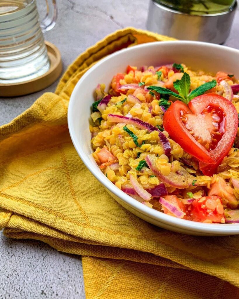 Salade de lentilles corail oignons tomates et menthe
