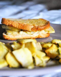 Croque-monsieur végé pomme chèvre miel