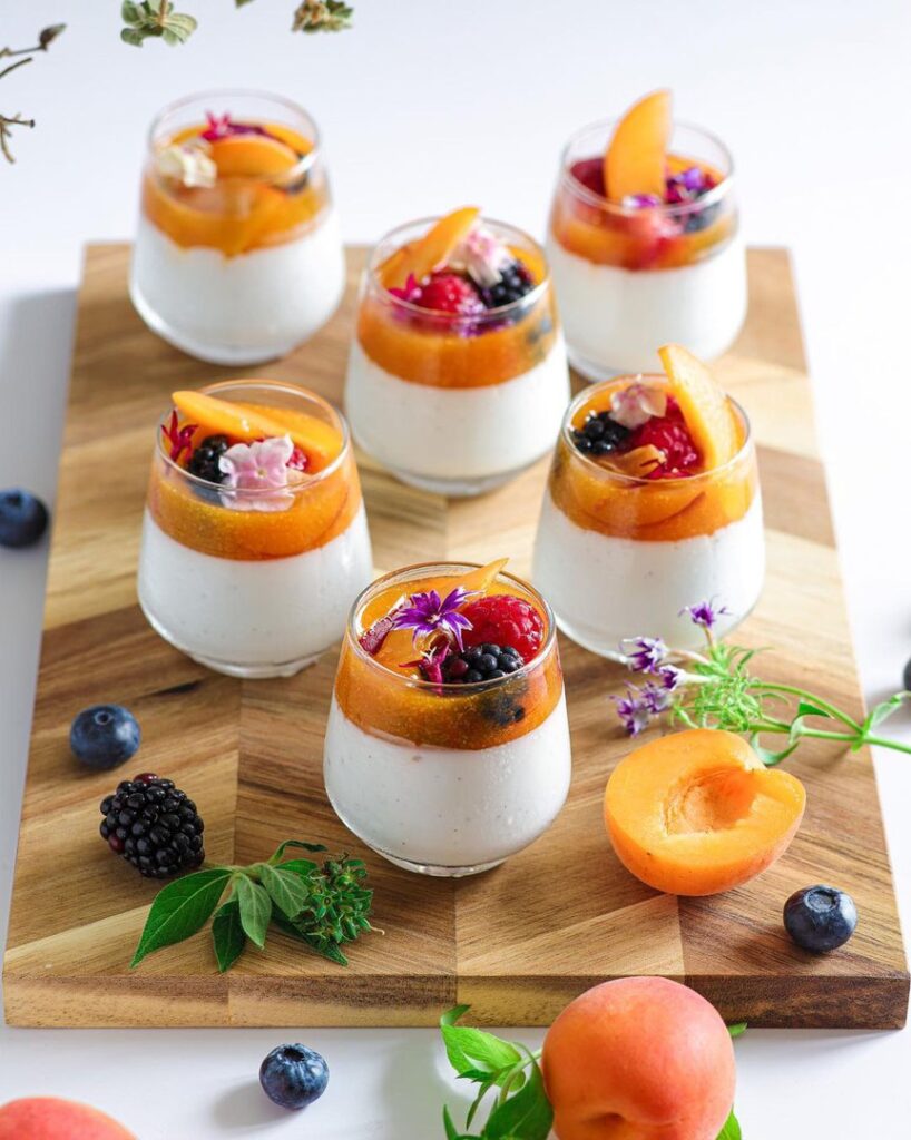 Panna cotta vegan au lait de coco et fruits frais