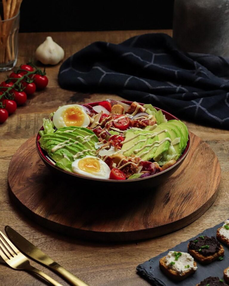 Salade César avocat et œuf mollet