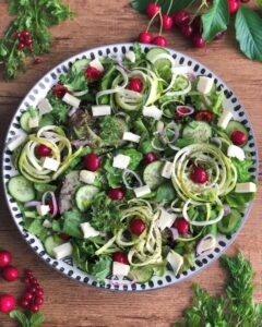 Salade verte concombre courgette et mozzarella