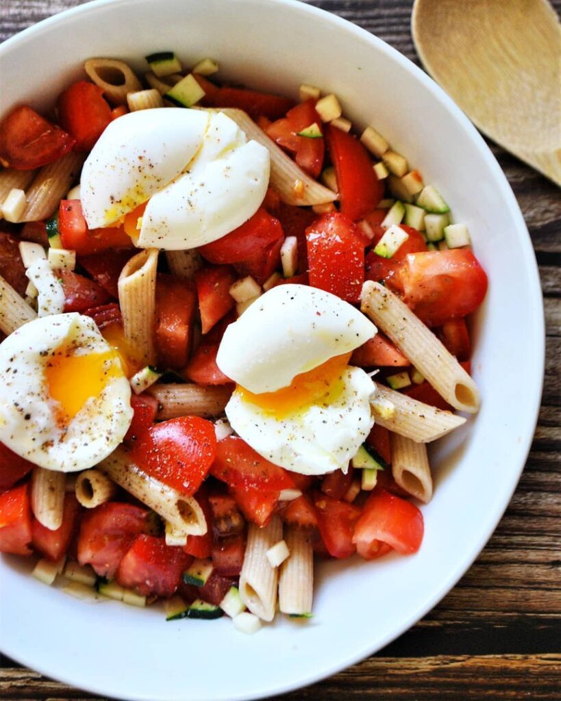 Salade de pâte aux tomates et œufs mollet