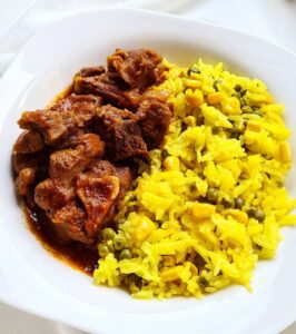 Riz aux légumes et viande de chèvre