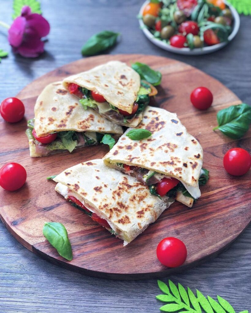 Piadines à la coppa, pesto, roquette, tomates et burrata