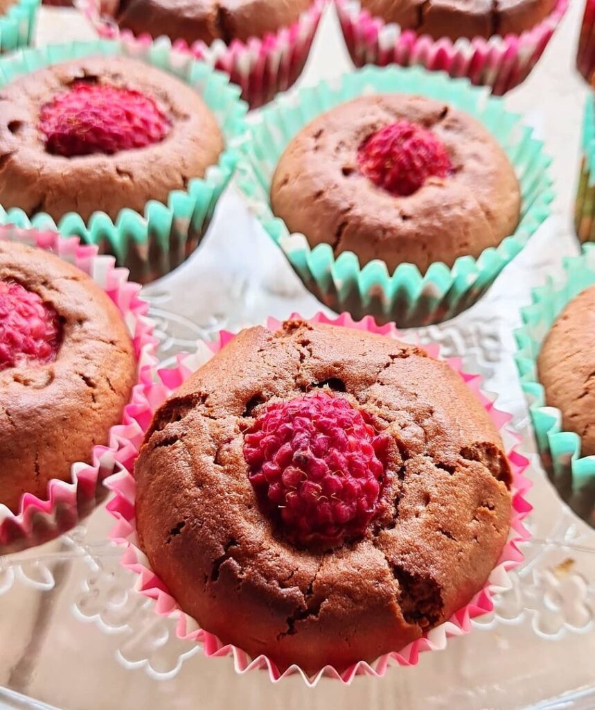 Muffins moelleux au chocolat et framboises